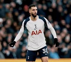 利物浦官网仅放萨拉赫抢圈训练图，未展示其与队友拥抱镜头